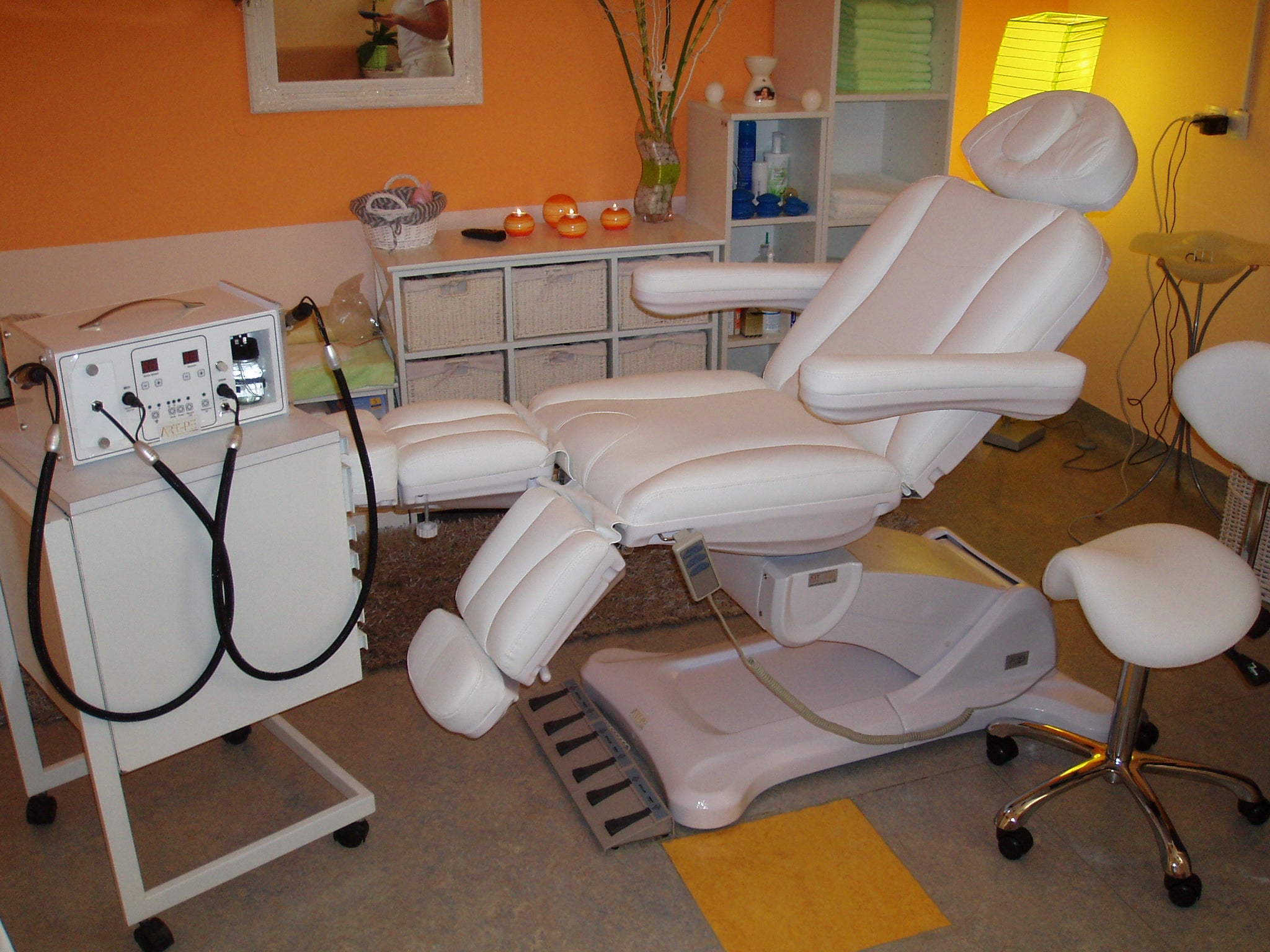 Kozmetična miza - pedikerski stol Pablo